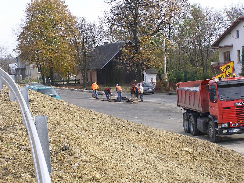 7f 27 pazdziernika_14.jpg - A co tam, jedna dziura w tę, jedna w tę. Wycinanki fajna rzecz. Przecież teraz jest w innym miejscu. Pewnie inna woda...